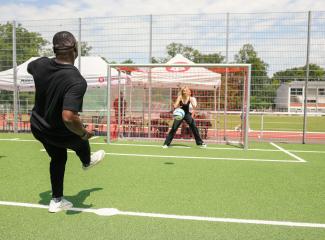 Gerald Asamoah und Lena Goeßling beim Blindenfußball